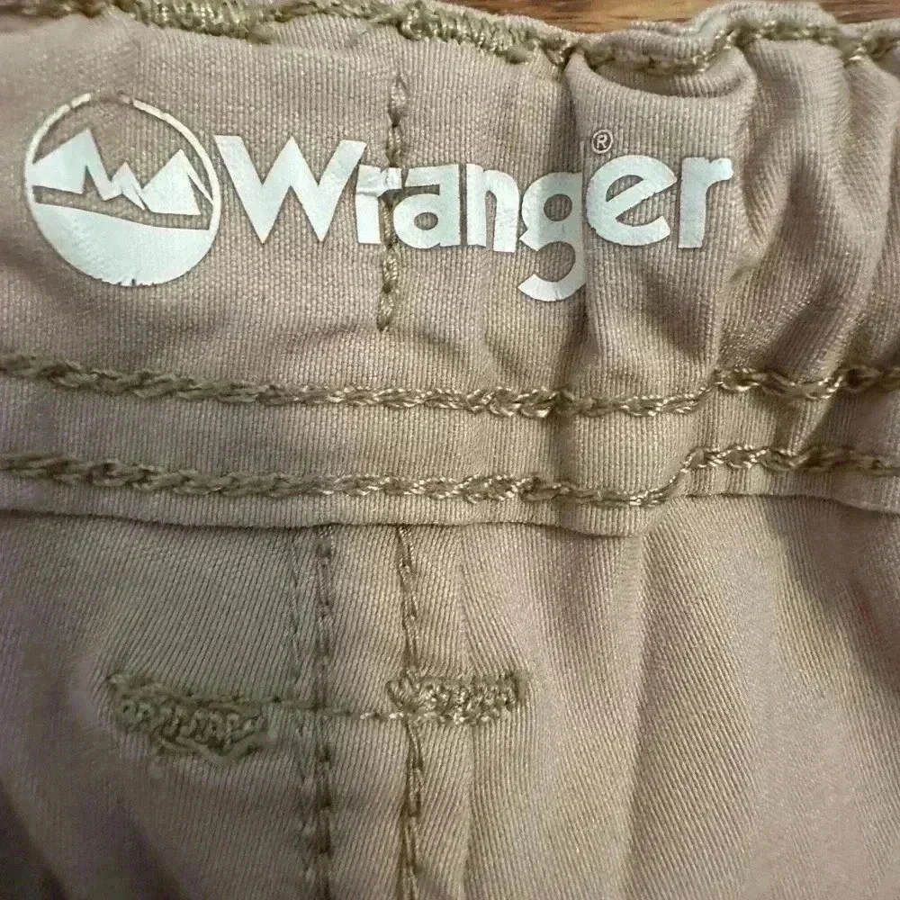Wrangler Boys Khaki outdoor cargo shorts size 8